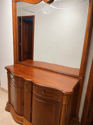 Mueble recibidor clásico de madera con espejo