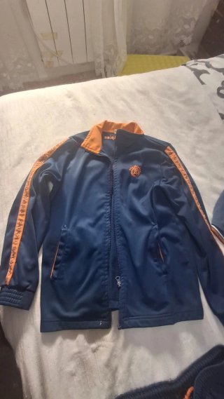 Chaqueta deportiva azul y naranja Escolapios