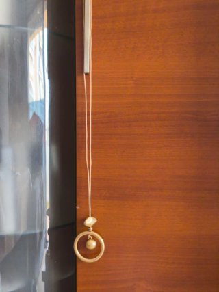 Collar dorado con colgante