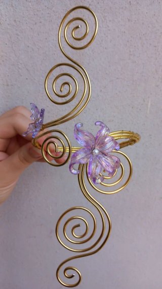 Bracciale rigido dorato con fiori viola