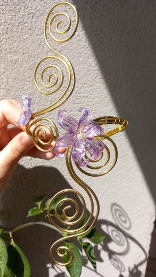 Bracciale rigido dorato con fiori viola