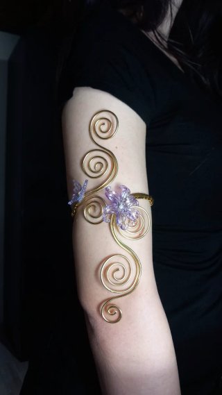 Bracciale rigido dorato con fiori viola