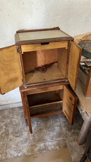 Mesitas antiguas de madera