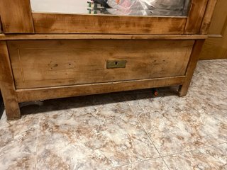 Armario antiguo de madera y cristal