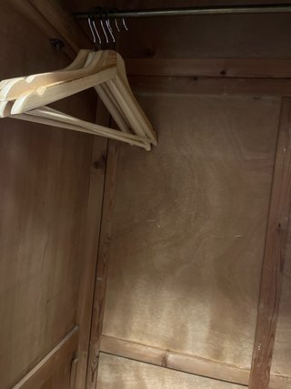 Armario antiguo de madera y cristal