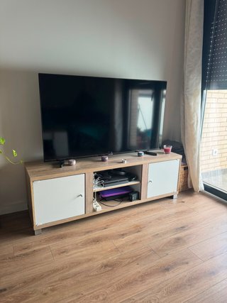Mueble TV madera y blanco