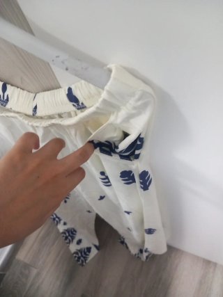 Pantalones blancos con estampado azul