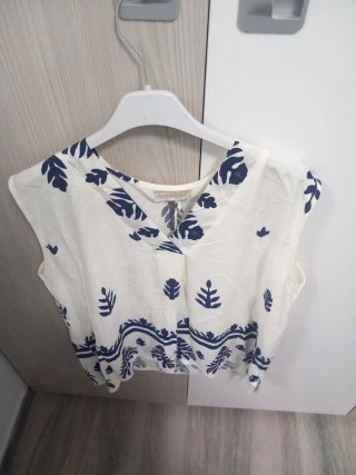 Pantalones blancos con estampado azul