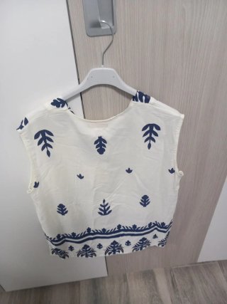 Pantalones blancos con estampado azul