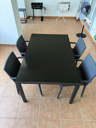 Mesa de terraza negra con 4 sillas