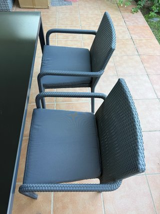 Mesa de terraza negra con 4 sillas