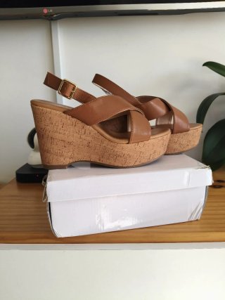 Sandalias cuña marrón
