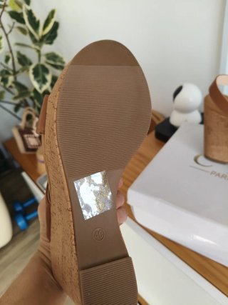 Sandalias cuña marrón