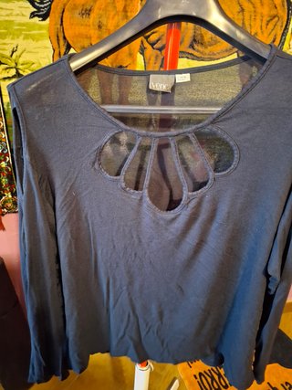Camiseta azul marino manga larga con escote