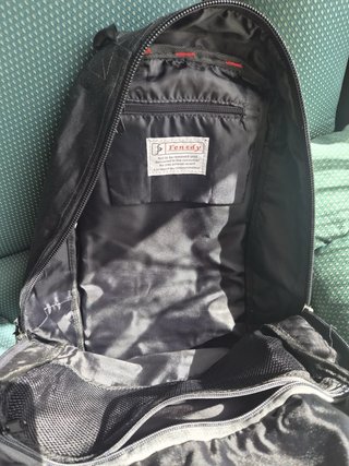 Mochila Negra con detalles Rojos