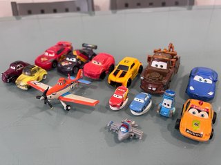 Conjunto de coches y avión de juguete Cars