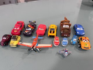 Conjunto de coches y avión de juguete Cars