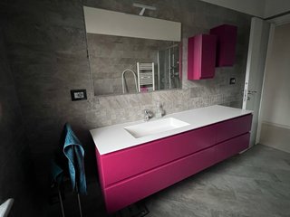 Mobile bagno moderno rosa e grigio