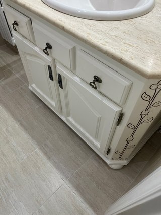 Mueble de baño completo con lavabo y grifo