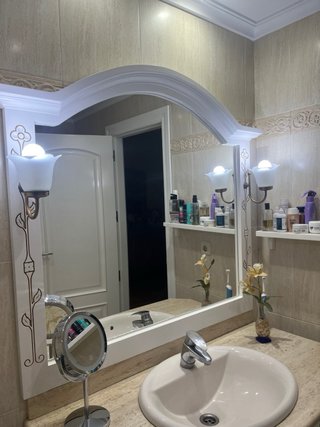 Mueble de baño completo con lavabo y grifo