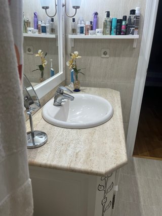 Mueble de baño completo con lavabo y grifo