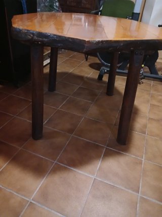 Mesa artesanal de madera