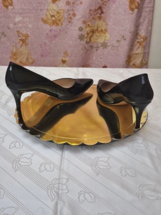 Tacones negros Latouche elegantes parís glamour