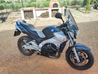 Suzuki GSR 600 Naked Gris