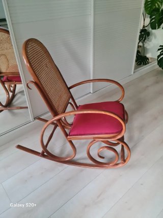Mecedora de madera y ratán