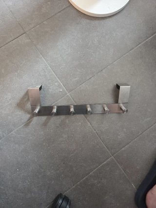 Colgador de puerta metálico plateado