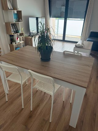 Mesa comedor y 4 sillas blancas