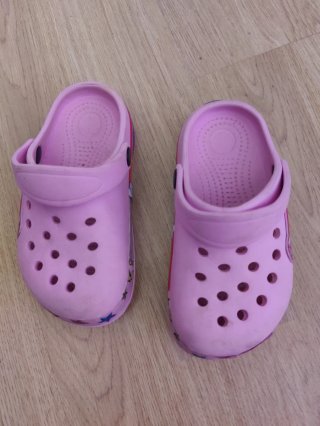 Crocs niña rosas talla 27