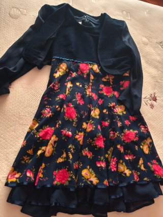 Vestido floral azul con chaqueta