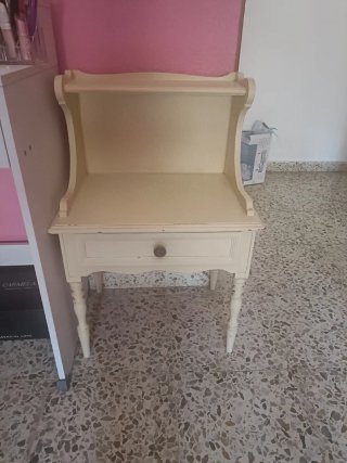 Mesita de noche beige con cajón