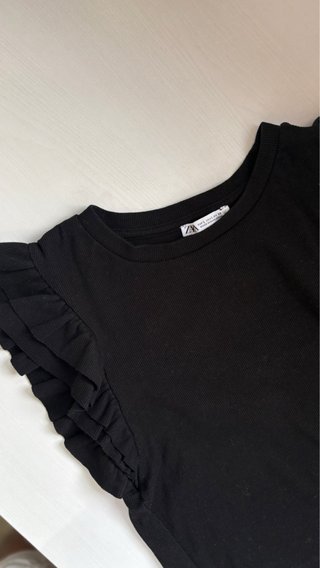 Top Zara negro con volantes