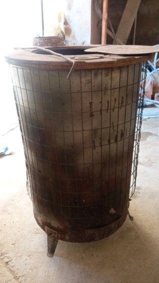 Estufa de leña antigua de metal