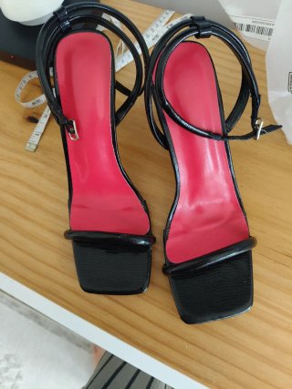 Sandalias de tacón negras y rojas
