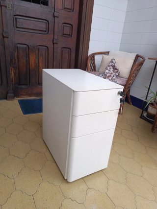 Mueble archivador metálico con llave. Tiene ruedas