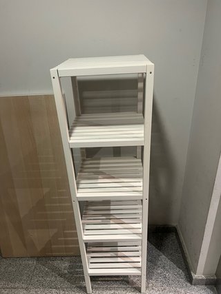 Estantería de madera y metal blanca