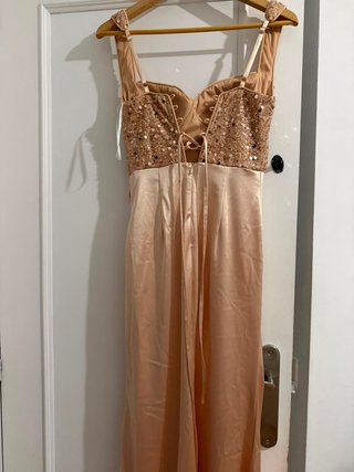 Vestido dorado elegante de fiesta