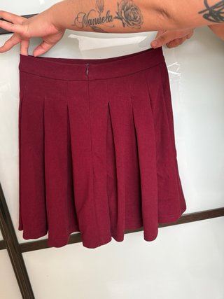 Falda plisada color burdeos