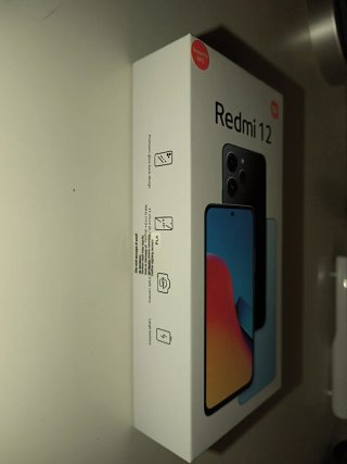 Caja Redmi 12 con cable de carga y funda original