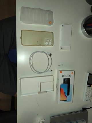 Caja Redmi 12 con cable de carga y funda original