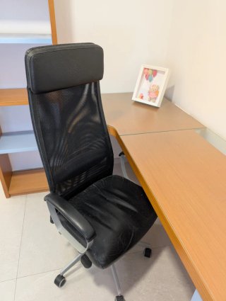 Escritorio, Silla y Estantería