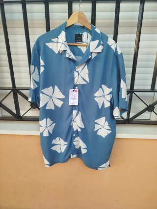 2 camisas hawaianas. Nuevas.