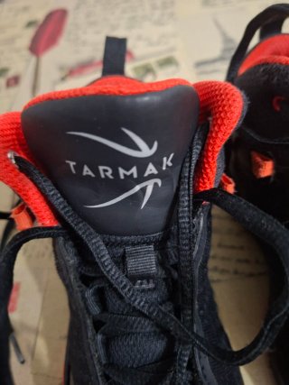 Zapatillas Tarmak Negras y Rojas Talla 35
