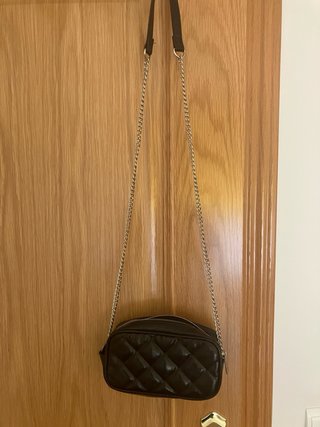 Bolso Stradivarius negro acolchado