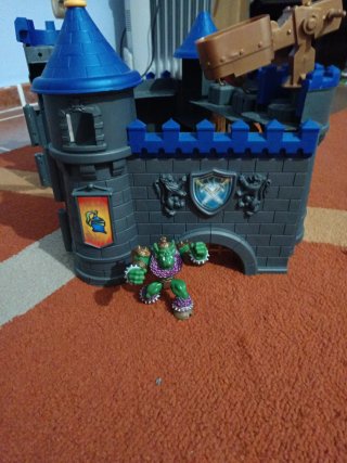 Castillo de juguete con figuras