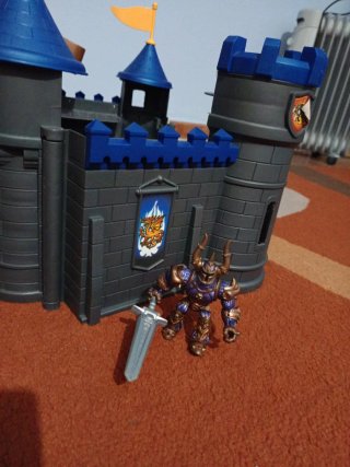 Castillo de juguete con figuras