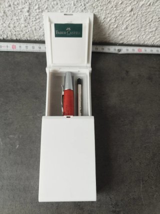 Bolígrafo Faber-Castell madera de raíz y plateado
